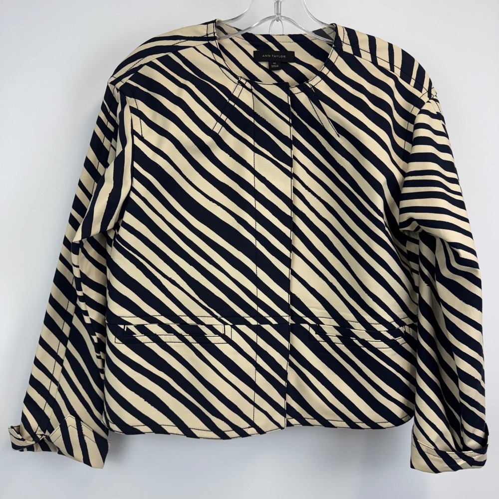 Ann Taylor Womens XS Navy Cream Diagonal Stripe Cropped Jacket Snap Front Pocket